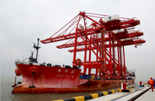 港航重器 | 太倉四期首臺(tái)集裝箱岸橋成功落軌